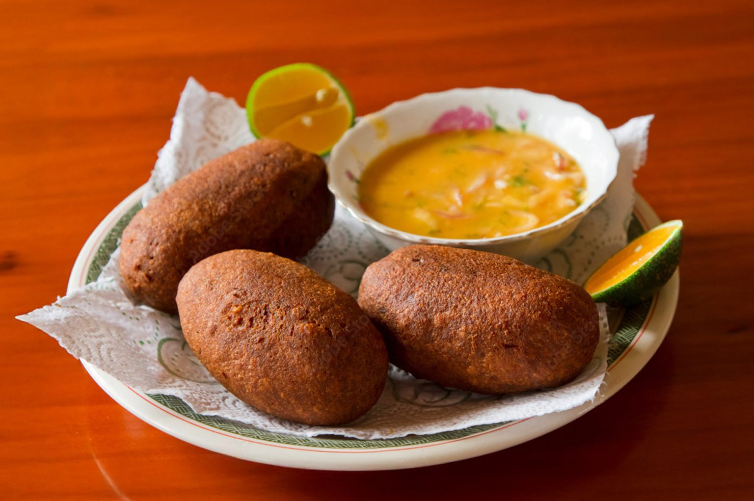 Corviches acompañados de salsa y limón
