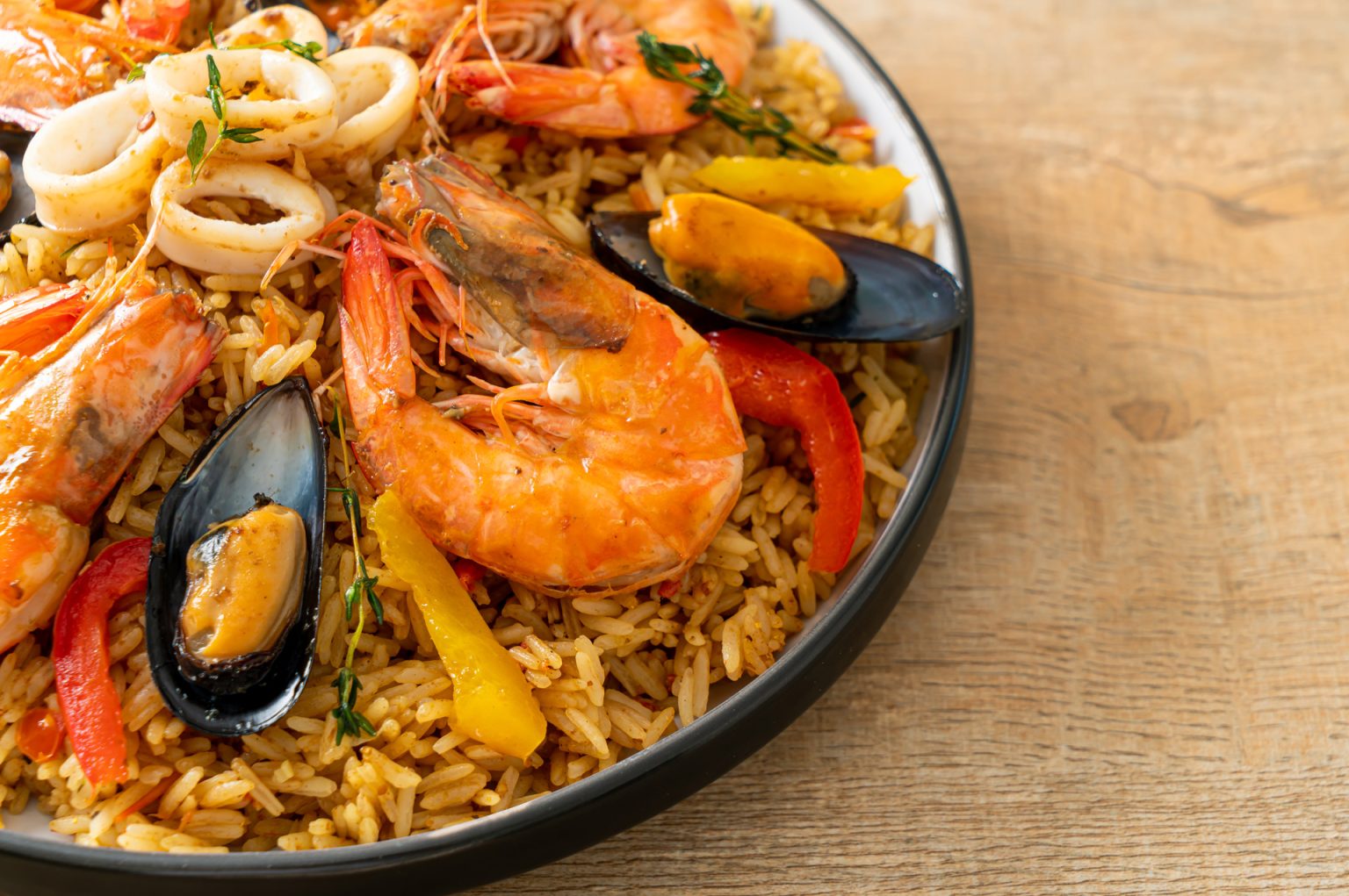 Arroz marinero con camarones, calamar y mejillones