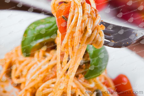 Fideo  con Salsa  de Tomate